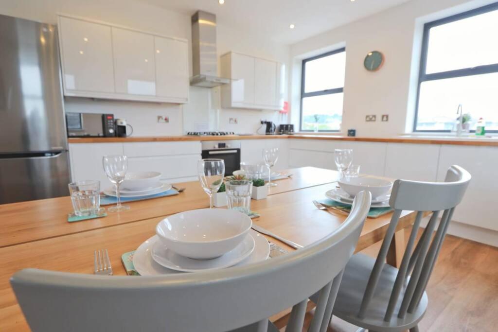 Contemporary 2 Bedroom With Parking Leilighet