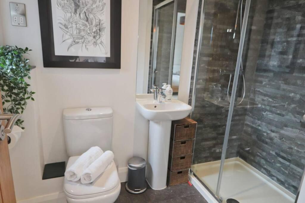 Contemporary 2 Bedroom With Parking Leilighet *